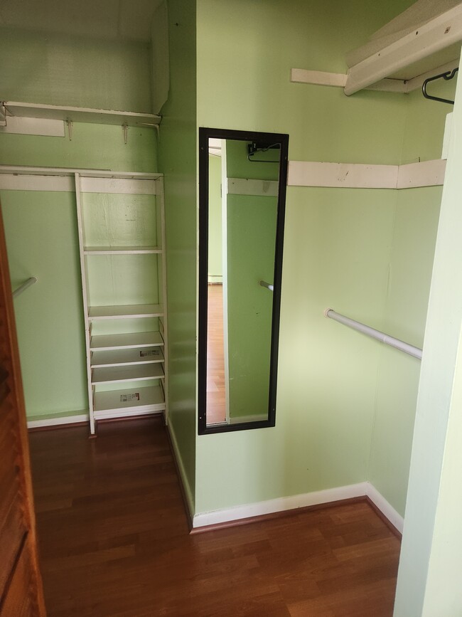 Master Walkin Closet - 1575 W Street Rd