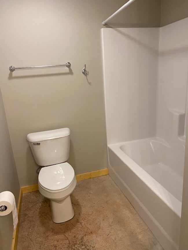 Building Photo - Newer Build - Immaculate 4-5 bed 3.5 Bath Townhouse