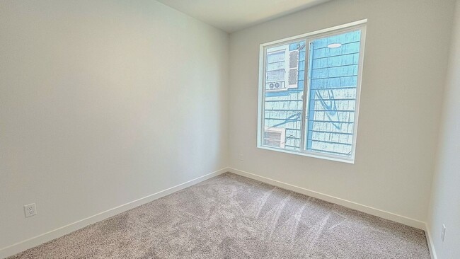 Building Photo - L0628