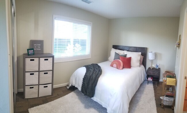 Building Photo - Immaculate 5 Bedroom 3 bath home with beautiful hill views!