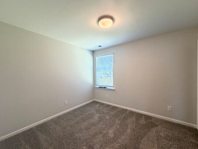 Building Photo - Three Bedroom Home in Millstone Landing!