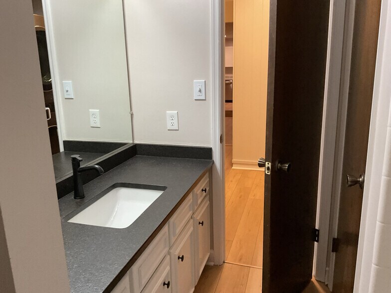 Building Photo - 215 Thornton Dr