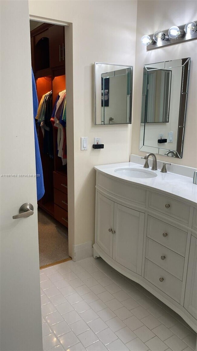 Building Photo - 1634 N 15th Terrace