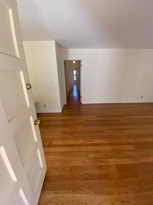 Building Photo - Charming Menlo Park Home with Private Backyard & Beautiful Oak Tree