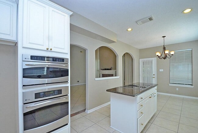 Building Photo - 523 Crestridge Dr