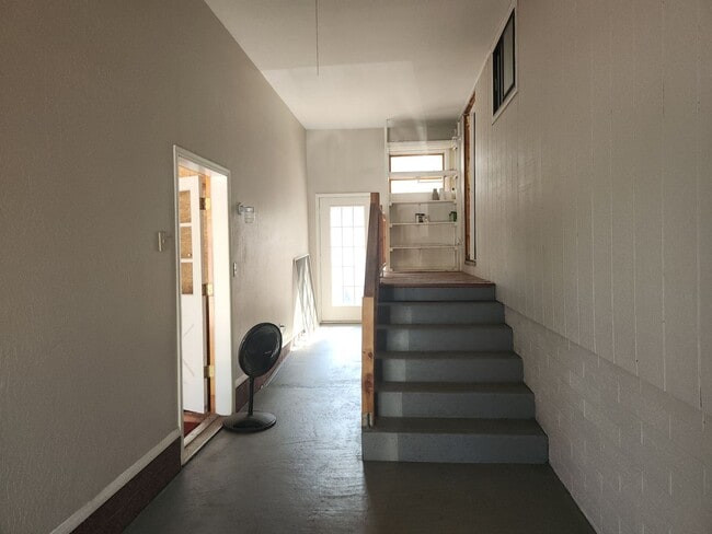 Building Photo - Updated 2 bed + bonus room / 2 bath home