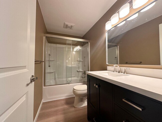 Building Photo - **$250 OFF 1ST MONTHS RENT!!** Remodeled 3 Bedroom SW Portland Home!