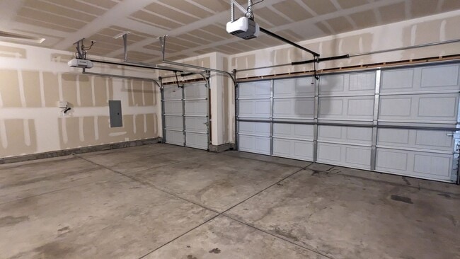 Building Photo - LARGE TWO STORY 3 BED/2.5 BATH W/3 CAR GAR...