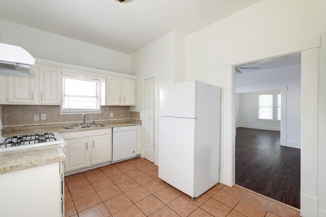 Building Photo - 1205 E 12th St