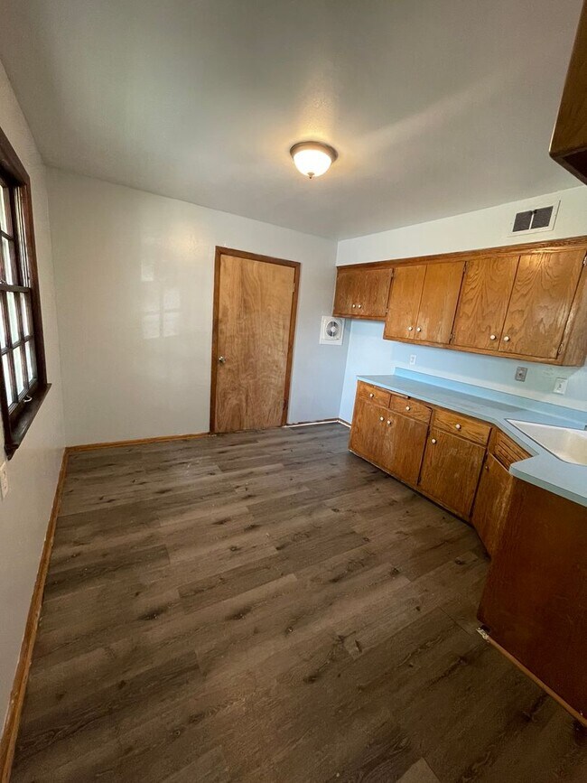 Building Photo - Large 3bed/1.5 bath unit!