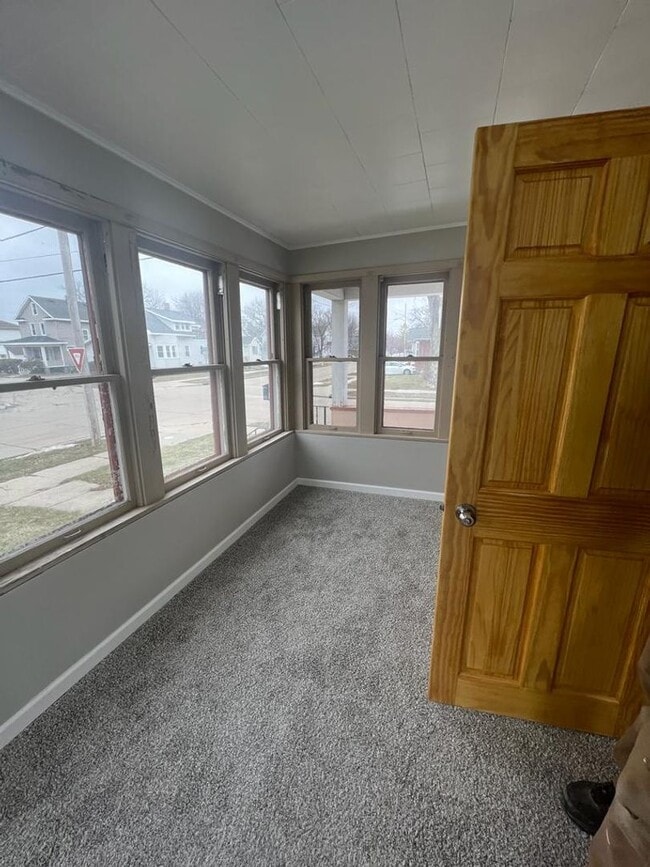 Building Photo - Large 5 bedroom / 2 bath home in central O...