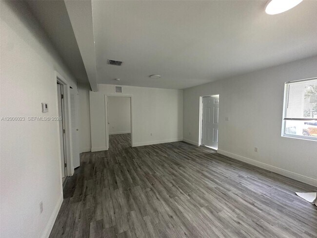 Building Photo - 1095 NE 149th St