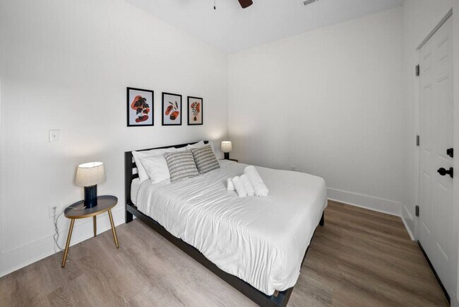 Building Photo - 704 Wayne St