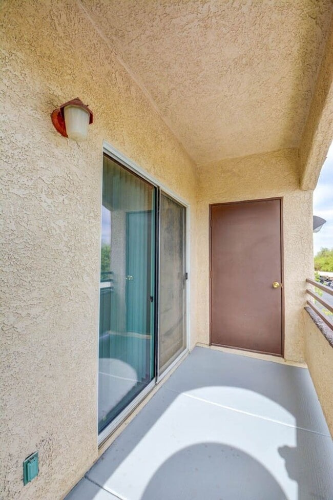 Building Photo - CLEAN, move in ready~GATED and super COMMUNITY!