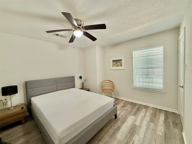 Building Photo - 2 Twin Feather Pl