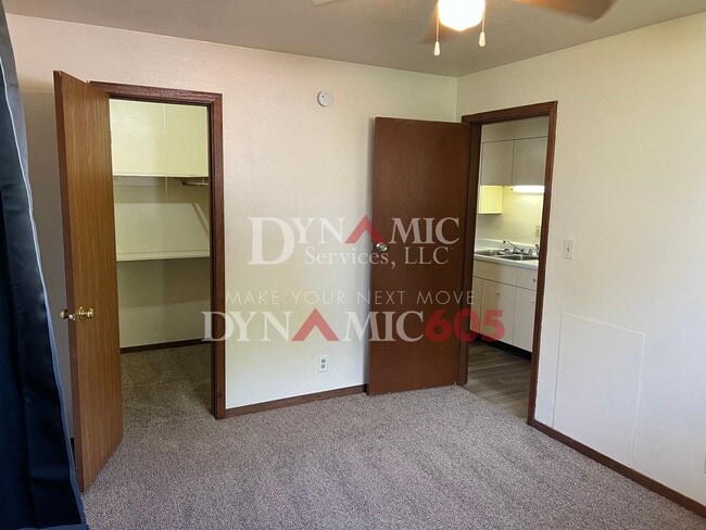 Building Photo - 1 Bedroom, 1 Bathroom Garden Level Apartme...