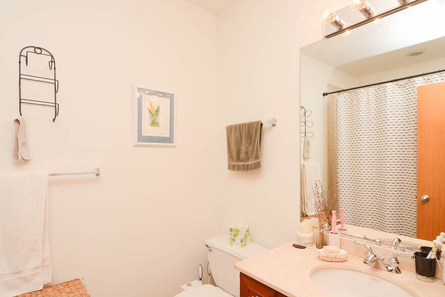 Building Photo - 934 W Leland Ave