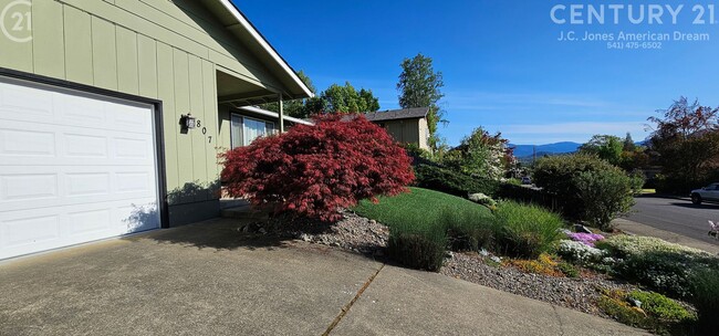 Building Photo - Single Family Home in NE Grants Pass with RV Parking