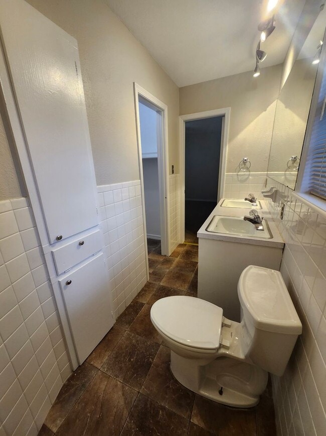 Building Photo - 1810 W 3rd Ct