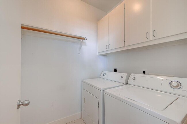 Building Photo - 5723 Larkin St
