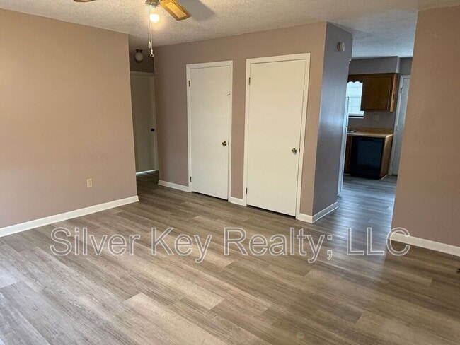 Building Photo - 823 Englewood Rd