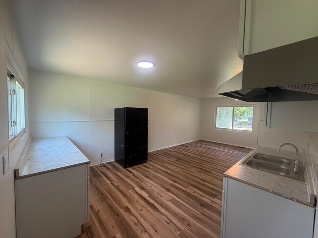 Building Photo - 3932 Bennett Dr