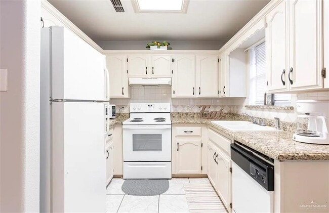 Building Photo - 1107 Lexington Cir