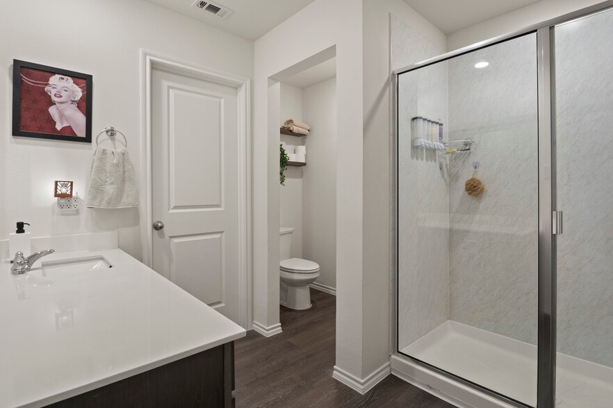 Building Photo - 2038 Croton Ave