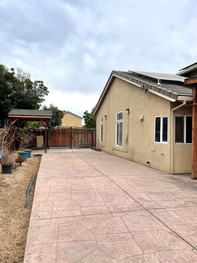 Building Photo - Available NOW! Half off 1st months rent