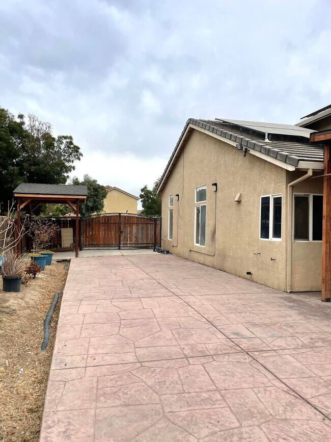 Building Photo - Half off 1st month's rent