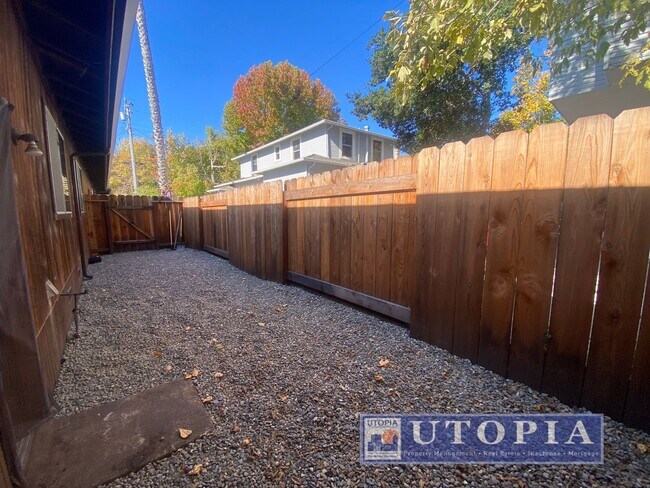 Building Photo - 136 Market St