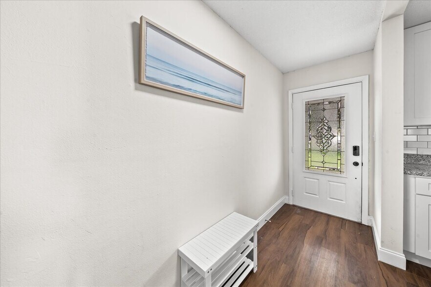 Entryway - 1610 Glen Haven Dr
