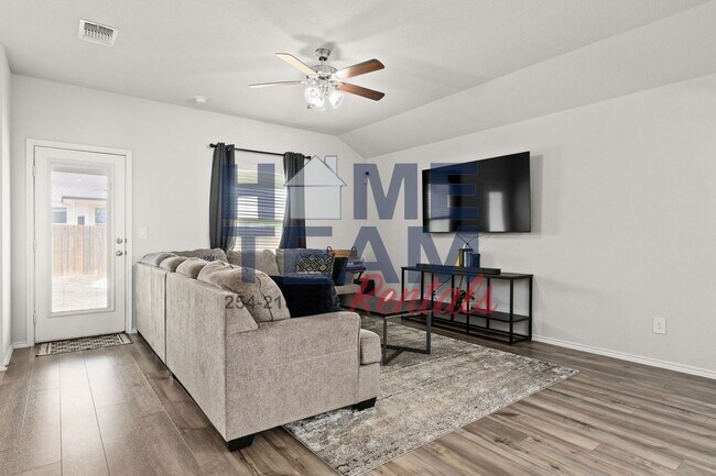 Building Photo - $200 Off First Months Rent