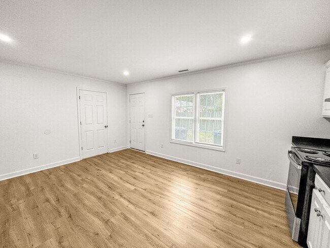 Building Photo - Newly Remodeled 3-BR, 2-Bath Home