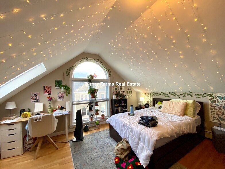 Building Photo - 13 Sachem St