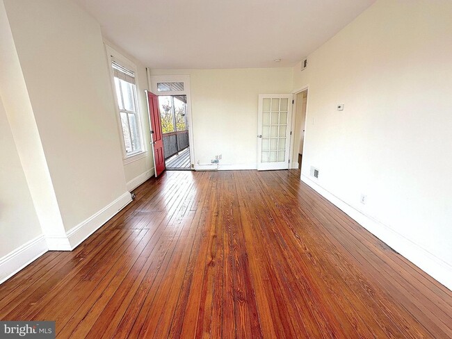 Building Photo - 1133 D St NE
