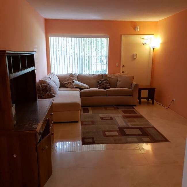 Living room - 1420 Atlantic Shores Blvd