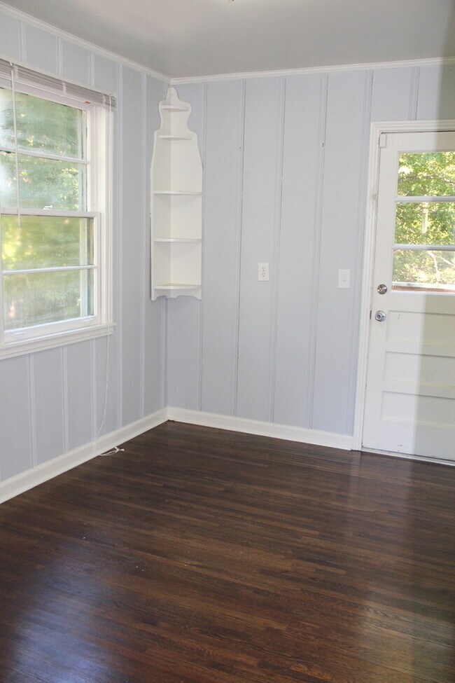 Building Photo - Donelson - Updated 2 bedroom 1 bath - tons of parking & storage!