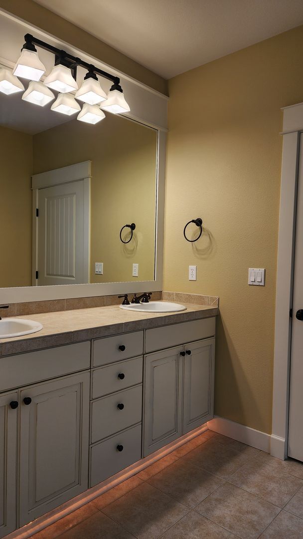 Building Photo - Beautiful Campus Glen 4-Bedroom!