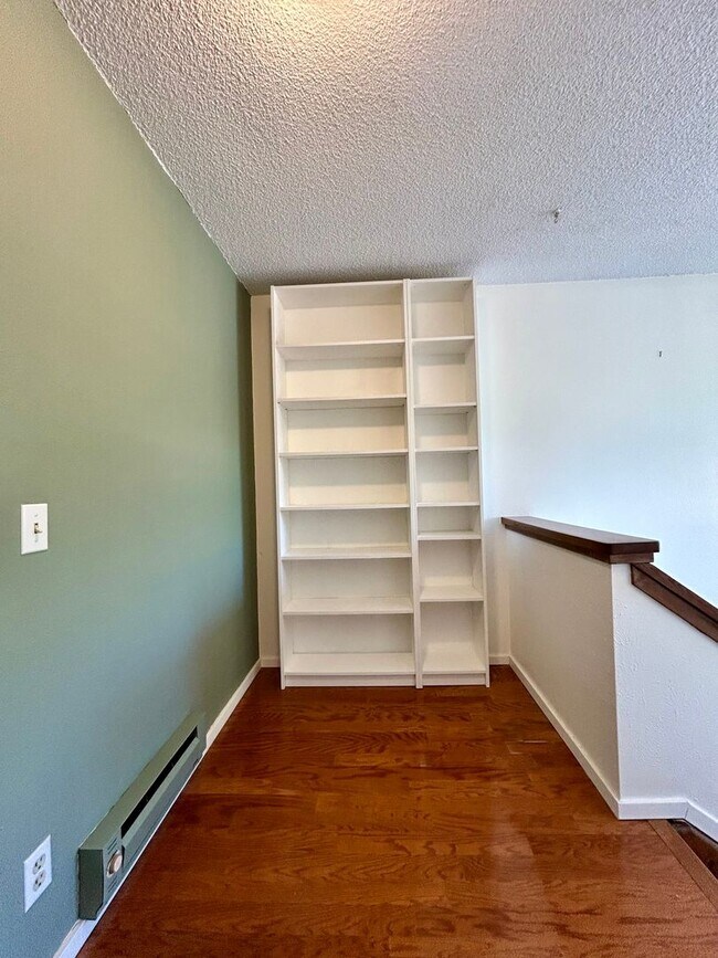 Building Photo - Beautiful & Bright Corner Condo in North Boulder