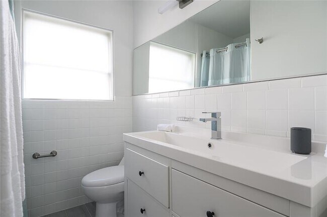 Building Photo - 1020 N Victoria Park Rd