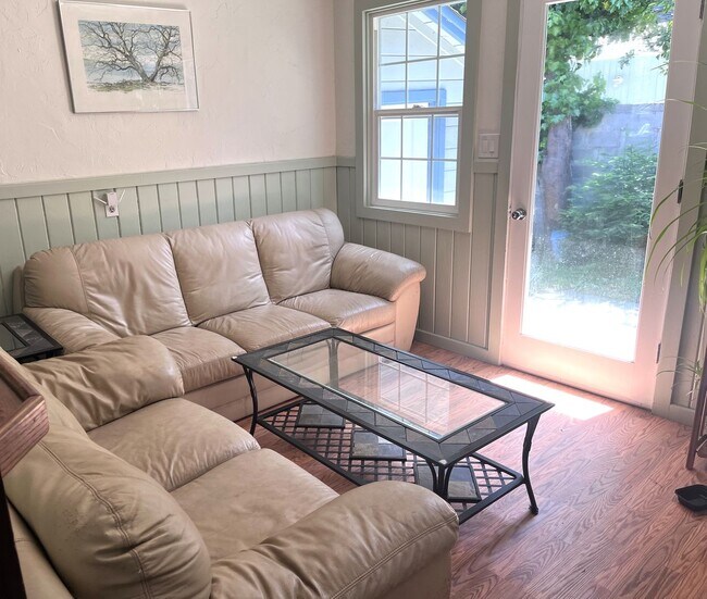 Building Photo - Fully Furnished- 2 bedroom/ 2 bathroom in ...