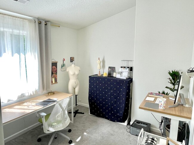 Building Photo - Boise Neighborhood 2-Story with Hardwood F...