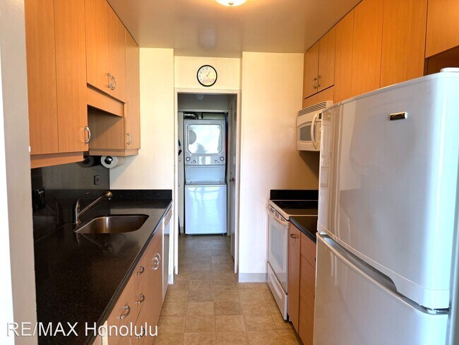 Building Photo - 1 br, 1.5 bath House - 2233 Ala Wai Blvd #8C