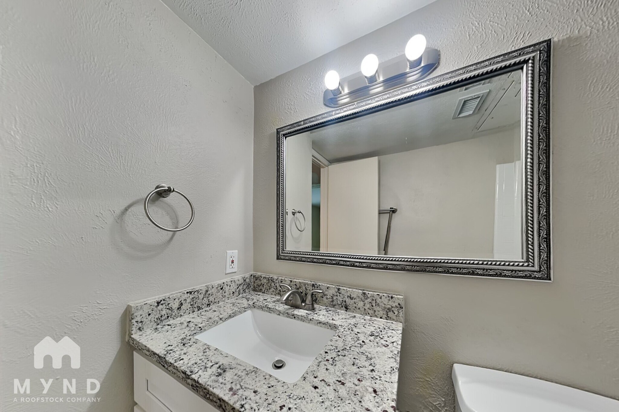 Building Photo - 2822 Canary Ln