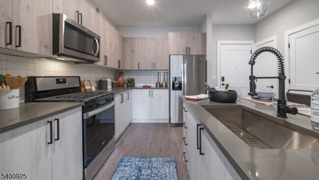 Building Photo - 100 Union St