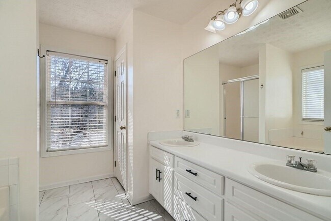 Building Photo - 391 Lake Valley Dr SW