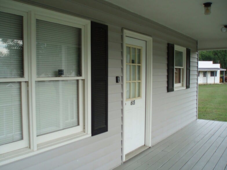Building Photo - 615 Windcrest Dr