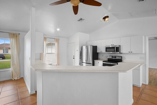 Building Photo - Well maintained Single family home 2 bed 2...