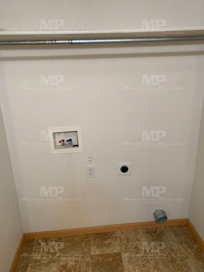 Building Photo - 3945 Landings Dr